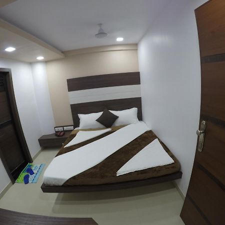 Hotel Ideal Вадодара Экстерьер фото