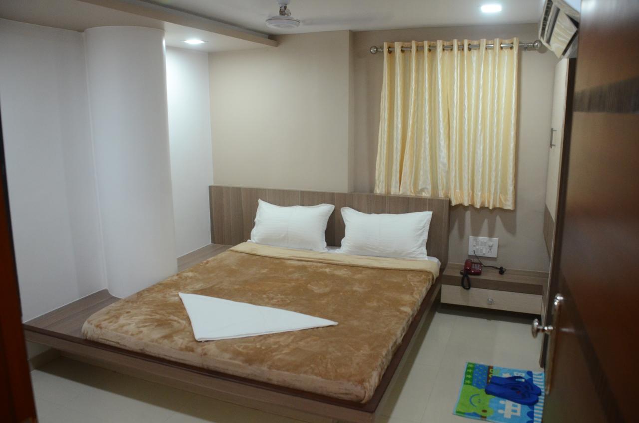Hotel Ideal Вадодара Экстерьер фото