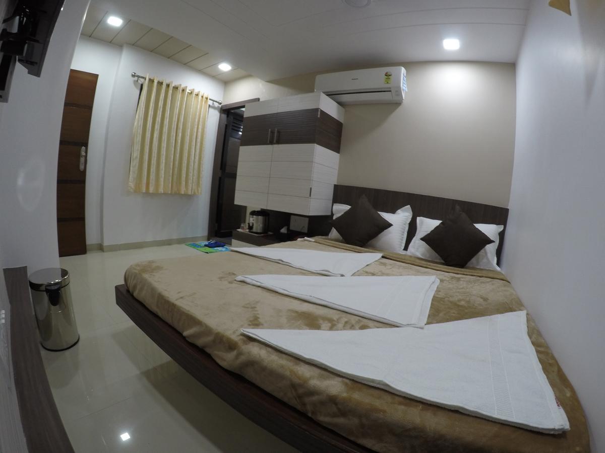 Hotel Ideal Вадодара Экстерьер фото