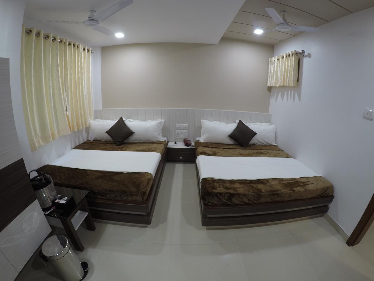 Hotel Ideal Вадодара Экстерьер фото