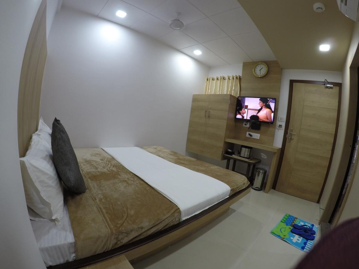 Hotel Ideal Вадодара Экстерьер фото