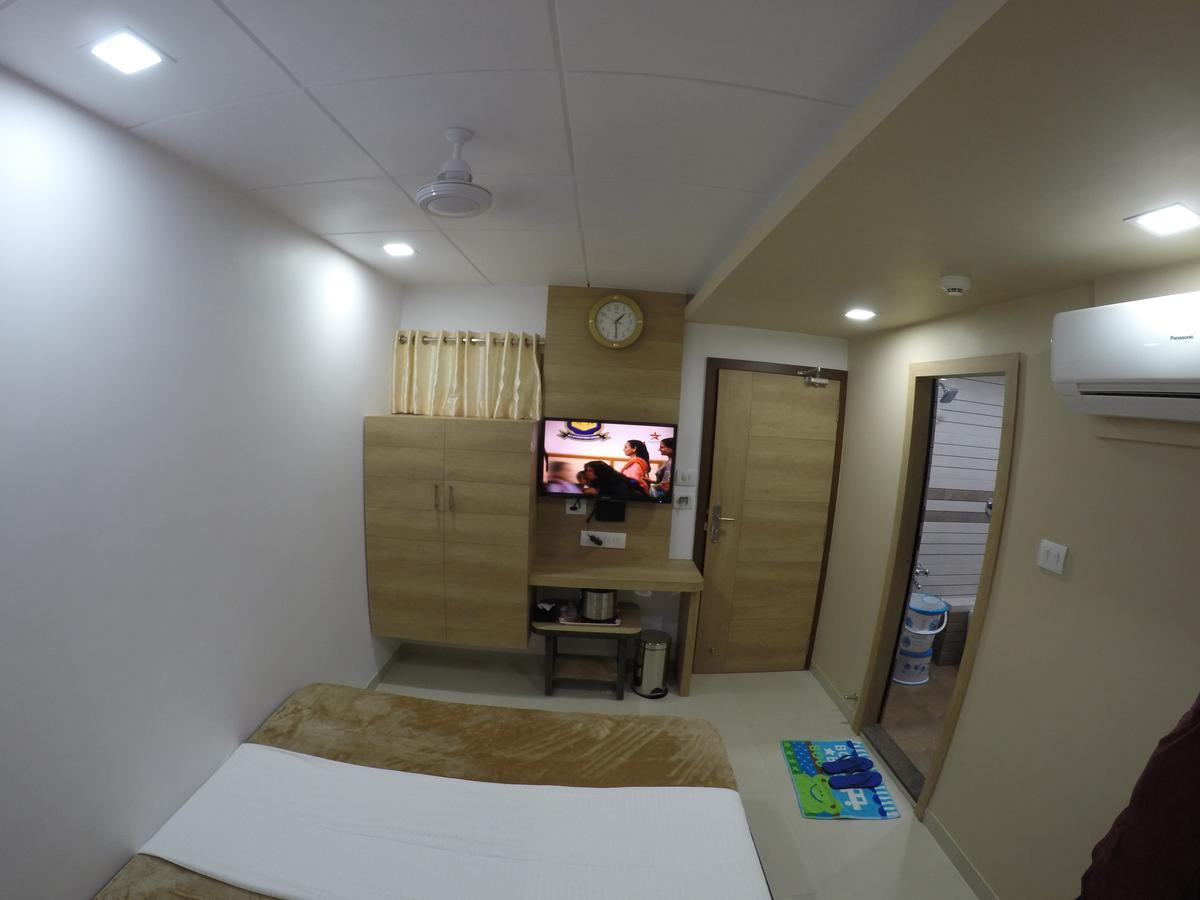 Hotel Ideal Вадодара Экстерьер фото