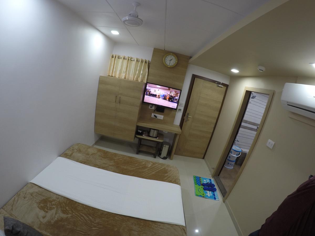 Hotel Ideal Вадодара Экстерьер фото